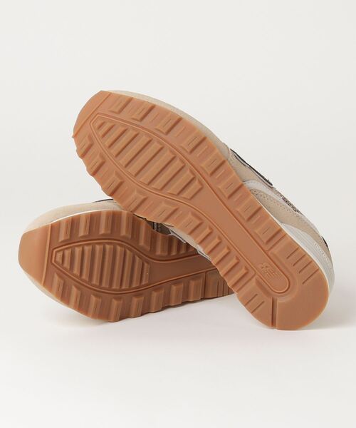 NEW BALANCE（ニューバランス）の「WL996（スニーカー・レディース・ベージュ系/ブラック・22.5cm/24.0cm/24.5cm/22.0cm/23.0cm/23.5cm/25.5cm/25.0cm）」の4枚目の写真