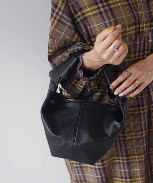 ammy.（エイミードット）の「【 ammy. / エイミードット 】 サイド ツイスト 舟形 バッグ（ハンドバッグ・レディース・ブラック/ブラウン/ホワイト/ベージュ・FREE）」の12枚目の写真