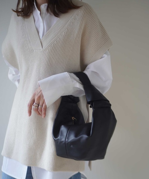 ammy.（エイミードット）の「【 ammy. / エイミードット 】 サイド ツイスト 舟形 バッグ（ハンドバッグ・レディース・ブラック/ブラウン/ホワイト/ベージュ・FREE）」の5枚目の写真