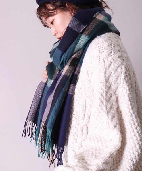 BAYBLO(ベイブロ)の「(CR)【ユニセックス】チェック ストール(ストール/ショール・レディース・ネイビー/チャコールグレー/アイボリー/ブルー/ワイン/ブラウン/ピンク/ラベンダー/グレイッシュブルー/グリーン/レッド/オフホワイト/ブラック/グレイッシュベージュ/ライトベージュ・FREE)」の10枚目の写真