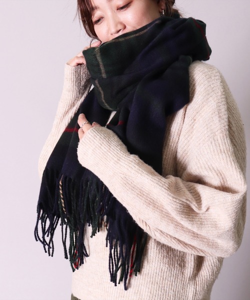 BAYBLO(ベイブロ)の「(CR)【ユニセックス】チェック ストール(ストール/ショール・レディース・ネイビー/チャコールグレー/アイボリー/ブルー/ワイン/ブラウン/ピンク/ラベンダー/グレイッシュブルー/グリーン/レッド/オフホワイト/ブラック/グレイッシュベージュ/ライトベージュ・FREE)」の8枚目の写真