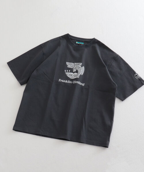 Franklin Climbing(フランクリンクライミング)の「【Franklin Climbing/フランクリンクライミング】エッセンシャルグラフィックTシャツ フィッシュ(Tシャツ/カットソー・メンズ・ホワイト/チャコールグレー/ターコイズブルー・MEDIUM/LARGE/X-LARGE)」の4枚目の写真