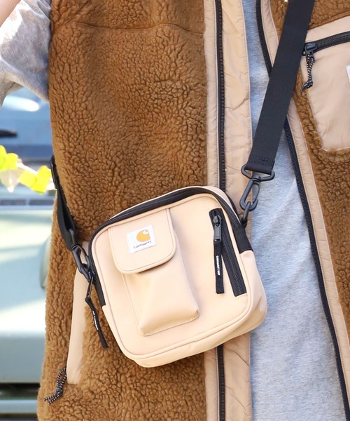 Carhartt WIP(カーハートダブリューアイピー)の「Carhartt WIP/カーハートダブリューアイピー ESSENTIALS BAG SMALL ショルダーバッグ ミニバッグ(ショルダーバッグ・メンズ・ベージュ/ブラック/グリーン/ワインレッド/ブラウン/パープル/ダークグリーン・ONE SIZE)」の4枚目の写真