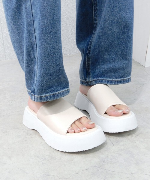 alala(アララ)の「フレアソールスライドスポサン ◇(サンダル・レディース・クリア/ブラック/アイボリー・LL/S/M/L)」の1枚目の写真