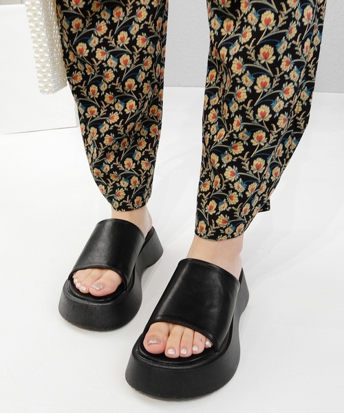 alala(アララ)の「フレアソールスライドスポサン ◇(サンダル・レディース・クリア/ブラック/アイボリー・LL/S/M/L)」の21枚目の写真