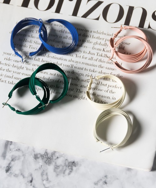 me+em select（ミームセレクト）の「【 ４color 】５連マットカラーフープピアス（ピアス（両耳用）・レディース・アイボリー/ブルー/ダークグリーン/ピンク・FREE）」の2枚目の写真