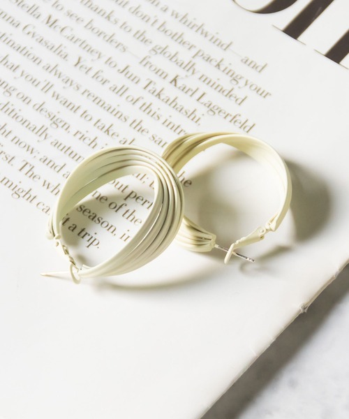 me+em select（ミームセレクト）の「【 ４color 】５連マットカラーフープピアス（ピアス（両耳用）・レディース・アイボリー/ブルー/ダークグリーン/ピンク・FREE）」の9枚目の写真
