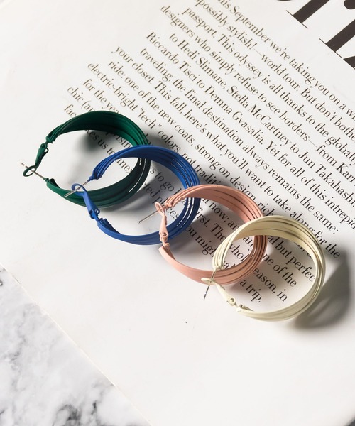 me+em select（ミームセレクト）の「【 ４color 】５連マットカラーフープピアス（ピアス（両耳用）・レディース・アイボリー/ブルー/ダークグリーン/ピンク・FREE）」の8枚目の写真