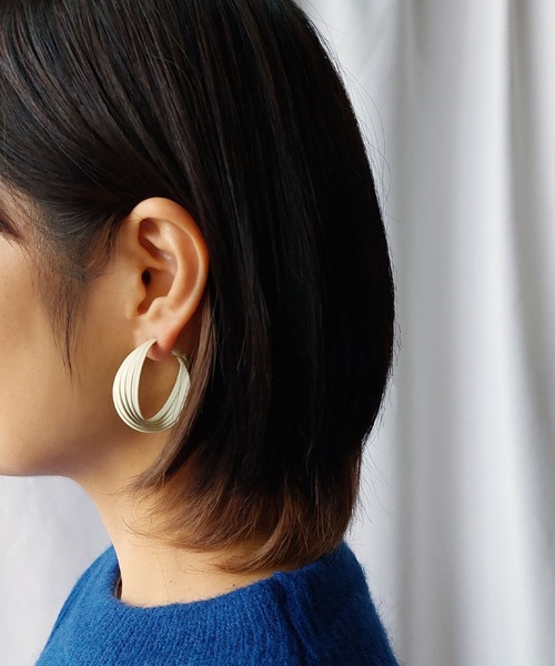 me+em select（ミームセレクト）の「【 ４color 】５連マットカラーフープピアス（ピアス（両耳用）・レディース・アイボリー/ブルー/ダークグリーン/ピンク・FREE）」の5枚目の写真