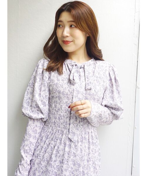 MERCURYDUO（マーキュリーデュオ）の「2WAYリボンプリントシャーリングワンピース（ワンピース・レディース・ブラック/アイボリー/ラベンダー・SMALL/MEDIUM）」の3枚目の写真