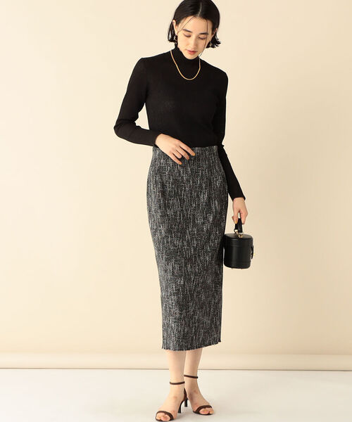 NOLLEY’S(ノーリーズ)の「シアーリブハイネックプルオーバーニット(ニット/セーター・レディース・ブラック/オフホワイト/ゴールド・38)」の11枚目の写真