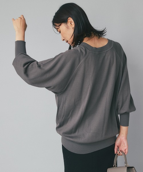 RIVE DROITE(リヴドロワ)の「抜け感のあるラウンドボートネック/カシミヤ混バックコクーンラグランニット(ニット/セーター・レディース・チャコールグレー/グレー系その他/パープル/グリーン系その他・FREE)」の14枚目の写真