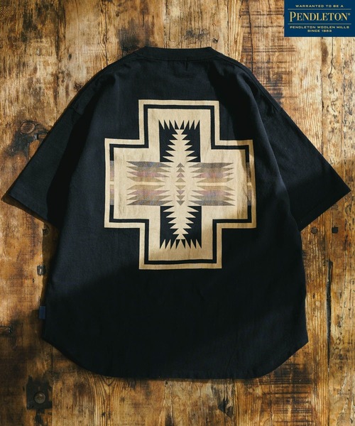 PENDLETON（ペンドルトン）の「【PENDLETON(ペンドルトン)】別注バックプリントTシャツ（Tシャツ/カットソー・メンズ・オフホワイト/ブルー/ライトグレー/ブラック/アイボリー/ブルー系その他/チャコールグレー/マスタード/パープル/イエロー/レッド/ダークブルー・MEDIUM/LARGE）」の2枚目の写真