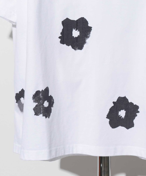 MAISON SPECIAL（メゾンスペシャル）の「《ユニセックスアイテム》ハンドプリントフラワーオーバーサイズクルーネックTシャツ【MAISON SPECIAL/メゾンスペシャル】（Tシャツ/カットソー・メンズ・ブラック/ホワイト・1/2/0）」の7枚目の写真