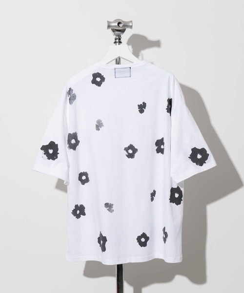 MAISON SPECIAL（メゾンスペシャル）の「《ユニセックスアイテム》ハンドプリントフラワーオーバーサイズクルーネックTシャツ【MAISON SPECIAL/メゾンスペシャル】（Tシャツ/カットソー・メンズ・ブラック/ホワイト・1/2/0）」の5枚目の写真