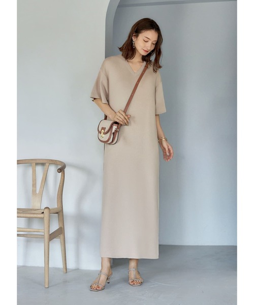 STYLE DELI(スタイルデリ)の「リラックスショルダーVネックワンピース(ワンピース・レディース・グレイッシュベージュ/ミント/ネイビー・01/02)」の2枚目の写真