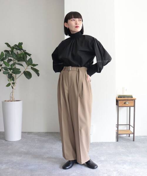 fredy emue(フレディエミュ)の「リブスタンド衿ブラウス(シャツ/ブラウス・レディース・ブラック/ベージュ/オフホワイト・38)」の21枚目の写真