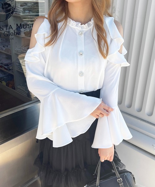 apres jour（アプレジュール）の「キラキラボタン肩開きブラウス【ZOZOTOWN限定アイテム】（シャツ/ブラウス・レディース・ブラック/ピンクベージュ/オフホワイト・X-LARGE/フリー）」の4枚目の写真
