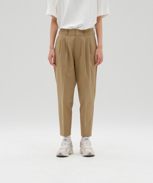 NEW BALANCE(ニューバランス)の「MET24 Tuck Slim Tapered Pants(スラックス・レディース・ネイビー/ベージュ・LARGE/MEDIUM/SMALL)」の1枚目の写真