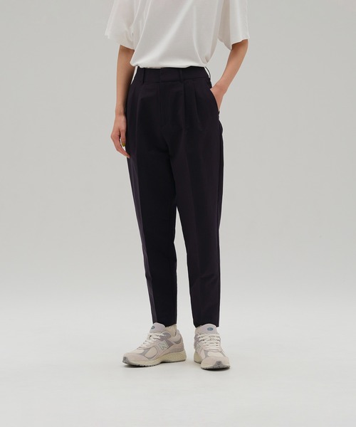 NEW BALANCE(ニューバランス)の「MET24 Tuck Slim Tapered Pants(スラックス・レディース・ネイビー/ベージュ・LARGE/MEDIUM/SMALL)」の2枚目の写真