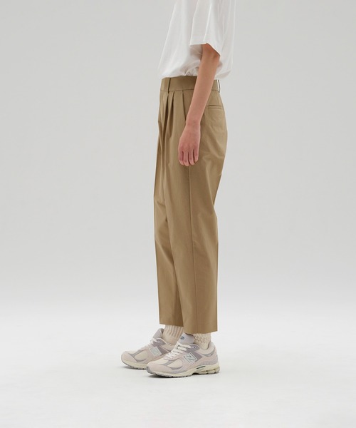 NEW BALANCE(ニューバランス)の「MET24 Tuck Slim Tapered Pants(スラックス・レディース・ネイビー/ベージュ・LARGE/MEDIUM/SMALL)」の3枚目の写真