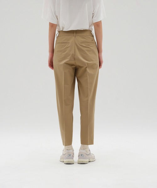NEW BALANCE(ニューバランス)の「MET24 Tuck Slim Tapered Pants(スラックス・レディース・ネイビー/ベージュ・LARGE/MEDIUM/SMALL)」の4枚目の写真