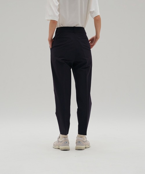 NEW BALANCE(ニューバランス)の「MET24 Tuck Slim Tapered Pants(スラックス・レディース・ネイビー/ベージュ・LARGE/MEDIUM/SMALL)」の20枚目の写真