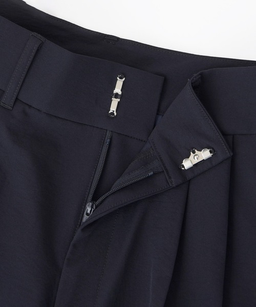NEW BALANCE(ニューバランス)の「MET24 Tuck Slim Tapered Pants(スラックス・レディース・ネイビー/ベージュ・LARGE/MEDIUM/SMALL)」の12枚目の写真