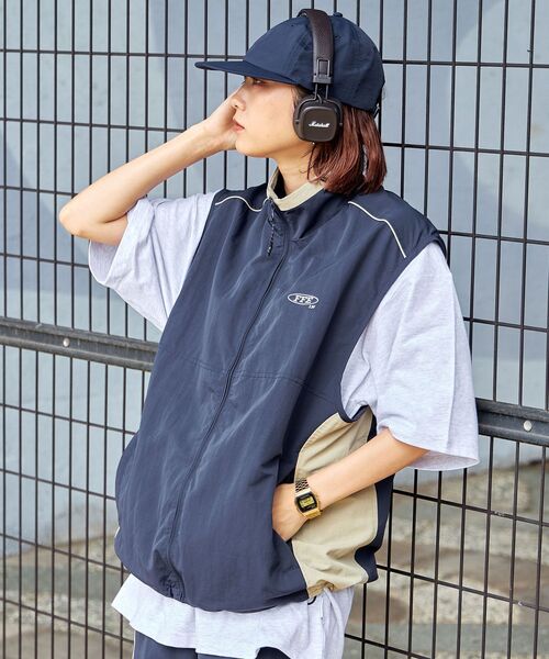 FFEIN(フェイン)の「【FFEIN(フェイン)】スタンドナイロン配色切替ベスト / 刺繍 ドローコード ブロークコア 【セットアップ対応】(ベスト・メンズ・ライトグレー/ブラック/ネイビー/ベージュ・SMALL/MEDIUM/LARGE)」の4枚目の写真