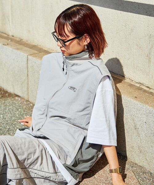 FFEIN(フェイン)の「【FFEIN(フェイン)】スタンドナイロン配色切替ベスト / 刺繍 ドローコード ブロークコア 【セットアップ対応】(ベスト・メンズ・ライトグレー/ブラック/ネイビー/ベージュ・SMALL/MEDIUM/LARGE)」の3枚目の写真