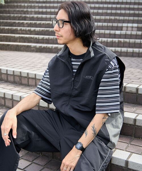 FFEIN(フェイン)の「【FFEIN(フェイン)】スタンドナイロン配色切替ベスト / 刺繍 ドローコード ブロークコア 【セットアップ対応】(ベスト・メンズ・ライトグレー/ブラック/ネイビー/ベージュ・SMALL/MEDIUM/LARGE)」の2枚目の写真