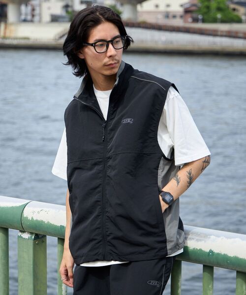 FFEIN(フェイン)の「【FFEIN(フェイン)】スタンドナイロン配色切替ベスト / 刺繍 ドローコード ブロークコア 【セットアップ対応】(ベスト・メンズ・ライトグレー/ブラック/ネイビー/ベージュ・SMALL/MEDIUM/LARGE)」の16枚目の写真