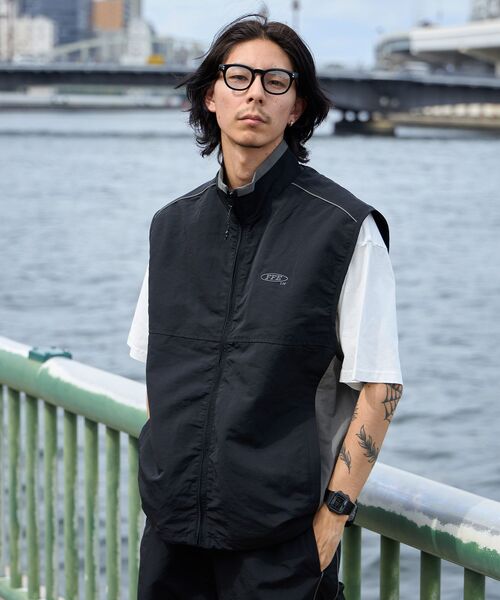 FFEIN(フェイン)の「【FFEIN(フェイン)】スタンドナイロン配色切替ベスト / 刺繍 ドローコード ブロークコア 【セットアップ対応】(ベスト・メンズ・ライトグレー/ブラック/ネイビー/ベージュ・SMALL/MEDIUM/LARGE)」の19枚目の写真