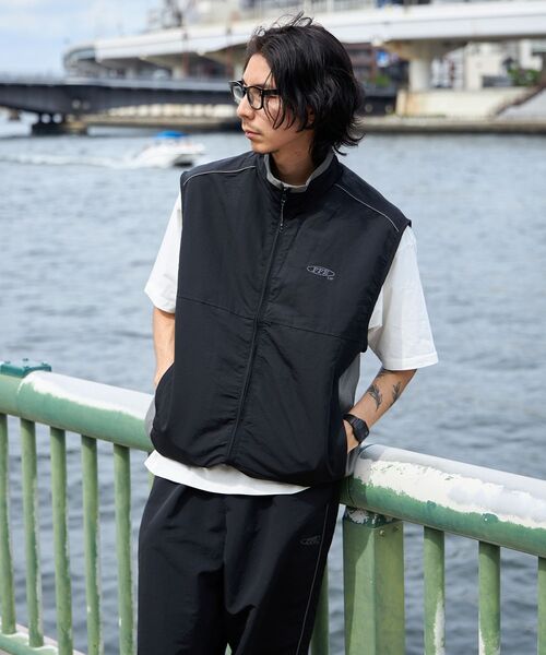 FFEIN(フェイン)の「【FFEIN(フェイン)】スタンドナイロン配色切替ベスト / 刺繍 ドローコード ブロークコア 【セットアップ対応】(ベスト・メンズ・ライトグレー/ブラック/ネイビー/ベージュ・SMALL/MEDIUM/LARGE)」の21枚目の写真