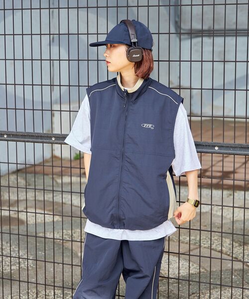 FFEIN(フェイン)の「【FFEIN(フェイン)】スタンドナイロン配色切替ベスト / 刺繍 ドローコード ブロークコア 【セットアップ対応】(ベスト・メンズ・ライトグレー/ブラック/ネイビー/ベージュ・SMALL/MEDIUM/LARGE)」の6枚目の写真