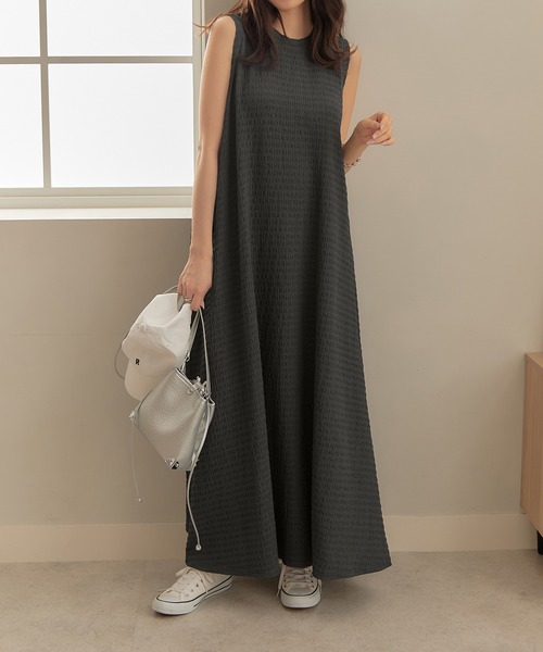 CHAN ME(チャンミ)の「エンボス加工マキシワンピース(ワンピース・レディース・グリーン/チャコールグレー/ブラック・MEDIUM/LARGE/X-LARGE)」の2枚目の写真