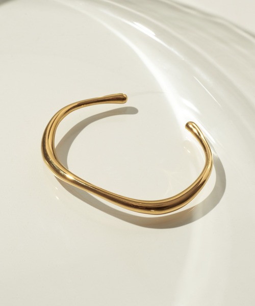 GOLDY（ゴールディ）の「【金属アレルギー軽減】ニュアンス ライン ステンレス バングル（バングル/リストバンド・レディース・ゴールド/シルバー・FREE）」の3枚目の写真