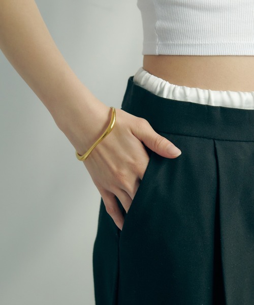GOLDY（ゴールディ）の「【金属アレルギー軽減】ニュアンス ライン ステンレス バングル（バングル/リストバンド・レディース・ゴールド/シルバー・FREE）」の5枚目の写真