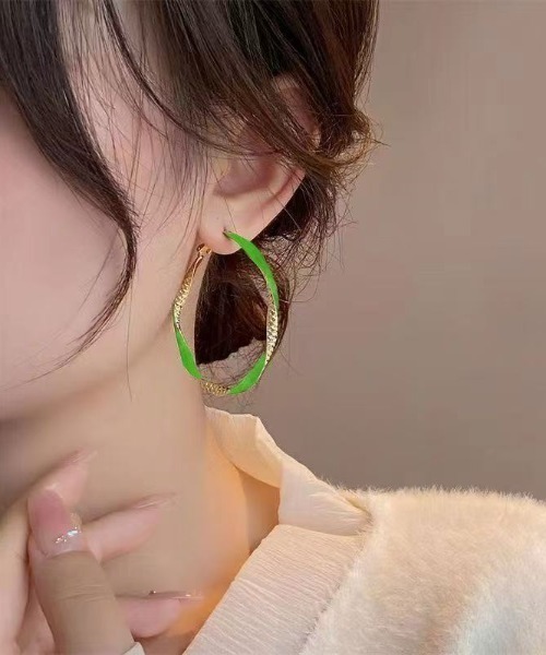 Coo+i(クーイ)の「ツートンカラー大ぶりフープピアス(ピアス(両耳用)・レディース・ホワイト/レッド/グリーン・FREE)」の10枚目の写真