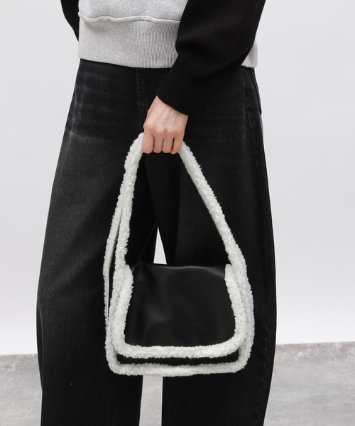 LAKOLE（ラコレ）の「ムートン風フラップショルダーバッグ / 140069（ショルダーバッグ・レディース・ブラック/グレイッシュベージュ・FREE）」の2枚目の写真