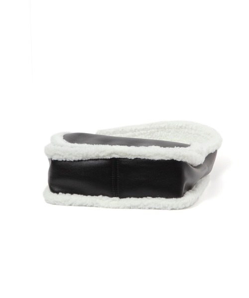 LAKOLE（ラコレ）の「ムートン風フラップショルダーバッグ / 140069（ショルダーバッグ・レディース・ブラック/グレイッシュベージュ・FREE）」の6枚目の写真