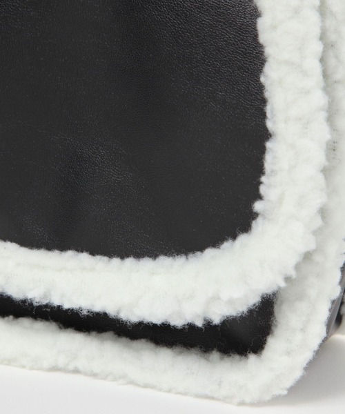LAKOLE（ラコレ）の「ムートン風フラップショルダーバッグ / 140069（ショルダーバッグ・レディース・ブラック/グレイッシュベージュ・FREE）」の7枚目の写真