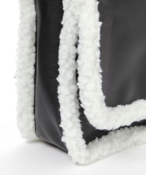 LAKOLE（ラコレ）の「ムートン風フラップショルダーバッグ / 140069（ショルダーバッグ・レディース・ブラック/グレイッシュベージュ・FREE）」の8枚目の写真