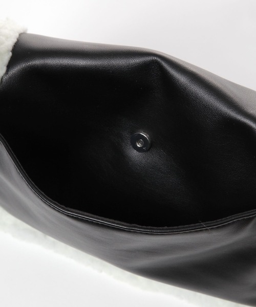 LAKOLE（ラコレ）の「ムートン風フラップショルダーバッグ / 140069（ショルダーバッグ・レディース・ブラック/グレイッシュベージュ・FREE）」の9枚目の写真