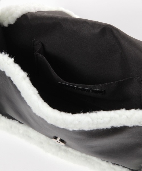 LAKOLE（ラコレ）の「ムートン風フラップショルダーバッグ / 140069（ショルダーバッグ・レディース・ブラック/グレイッシュベージュ・FREE）」の10枚目の写真