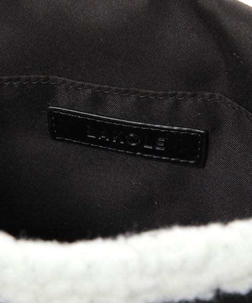 LAKOLE（ラコレ）の「ムートン風フラップショルダーバッグ / 140069（ショルダーバッグ・レディース・ブラック/グレイッシュベージュ・FREE）」の11枚目の写真