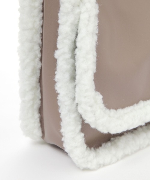 LAKOLE（ラコレ）の「ムートン風フラップショルダーバッグ / 140069（ショルダーバッグ・レディース・ブラック/グレイッシュベージュ・FREE）」の12枚目の写真