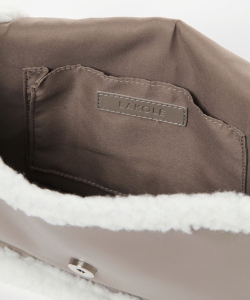 LAKOLE（ラコレ）の「ムートン風フラップショルダーバッグ / 140069（ショルダーバッグ・レディース・ブラック/グレイッシュベージュ・FREE）」の13枚目の写真