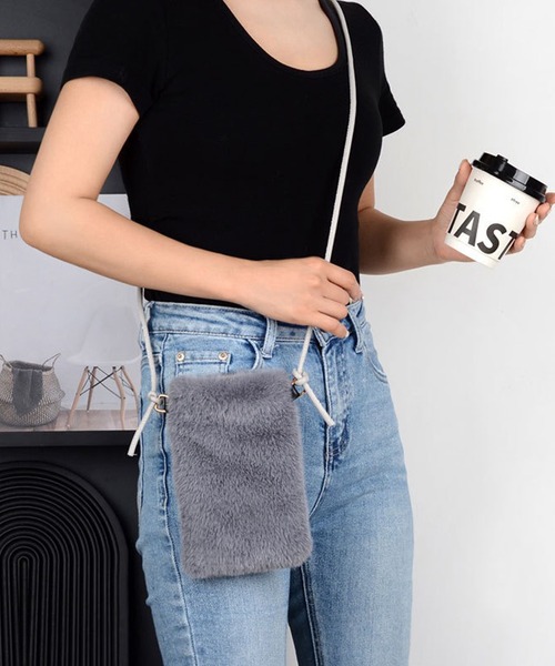 ALWAYS GOOD TIME（オルウェイズグッドタイム）の「ファースマホショルダー/マルチケース（ショルダーバッグ・レディース・ホワイト/ベージュ/ライトピンク/ブラック/アイボリー/グレー・ONE）」の4枚目の写真