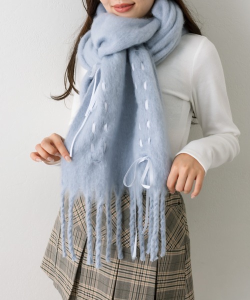 OLIVE des OLIVE（オリーブデオリーブ）の「ドロストリボンブークレマフラー（ストール/ショール・レディース・チャコールグレー/サックスブルー/アイボリー・FREE）」の16枚目の写真